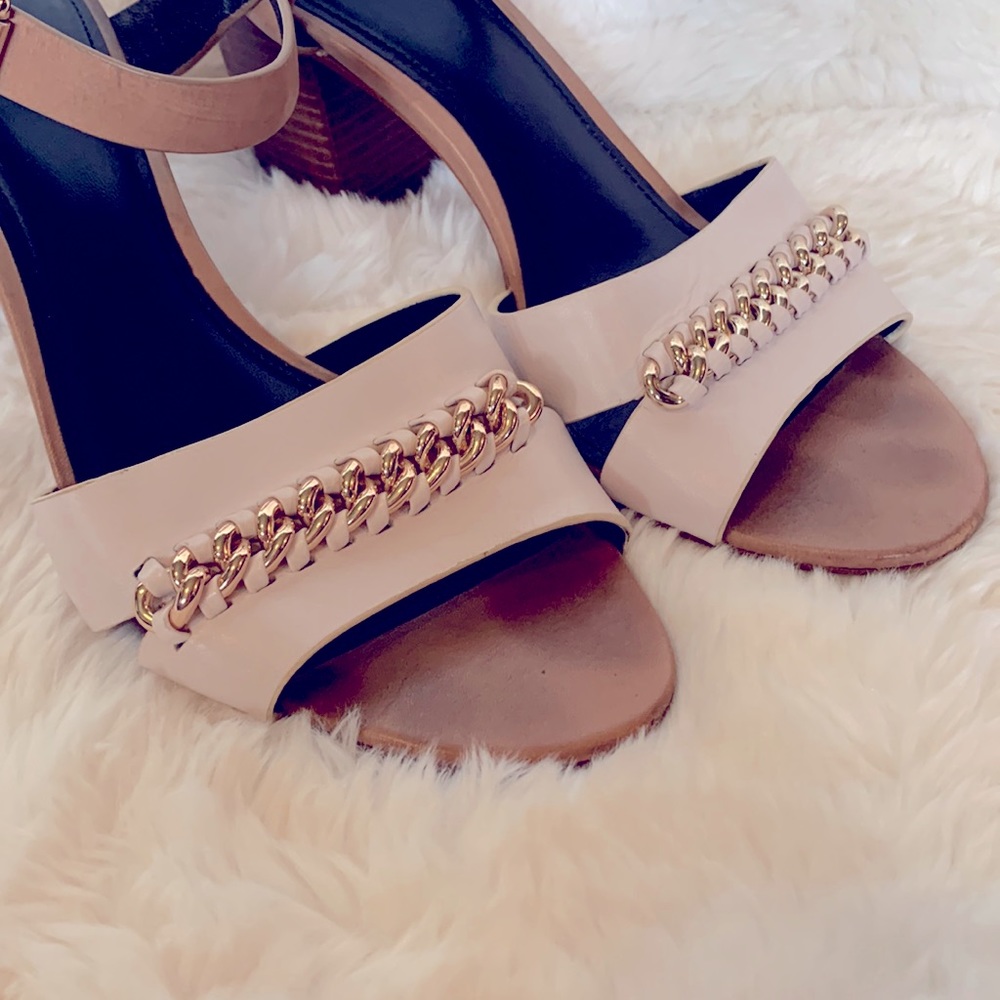 Beautiful Two-tone Coach Sandals with Braided Gold Chain and Leather Detail
